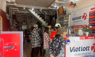 Jackpot 318 tỷ đồng cao kỷ lục vẫn vô chủ, khách xếp hàng mua vé săn giải hàng trăm tỷ