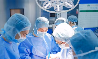Bệnh viện Hồng Ngọc tiên phong thay 2 khớp gối không cắt gân cơ trong 1 cuộc mổ