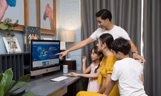 Gia đình tìm hiểu gói HomeCombo của VNPT