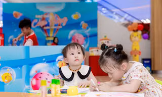 Không khí vui tươi gắn kết gia đình tại các trung tâm thương mại dịp 01/06