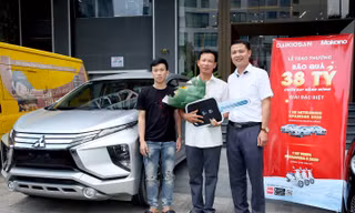 Đại diện công ty Đại Việt (áo trắng bên phải) trao ô tô cho anh Phát (ở giữa)