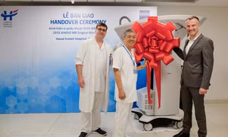 Bệnh viện Việt Pháp Hà Nội trang bị hệ thống kính vi phẫu ZEISS KINEVO 900 hiện đại 