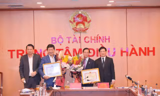 Bộ trưởng Bộ Tài chính trao tặng bằng khen trong giải quyết nghẽn lệnh HoSE cho 2 tập đoàn