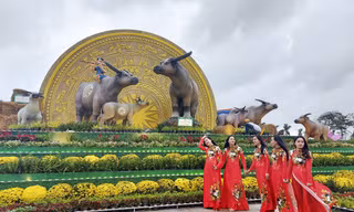 Người dân tham quan, chụp ảnh cùng biểu tượng linh vật năm Tân Sửu 2021. Ảnh: Trương Định