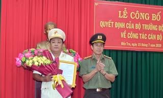 Đại tá Võ Hùng Minh trao quyết định và chúc mừng Thượng tá Võ Công Bình