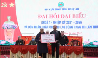 Nhà tài trợ, báo Tiền Phong trao quà cho Hội cựu thanh niên xung phong Nghệ An