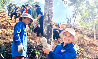 Thanh niên vượt núi cõng vật liệu xây ngôi nhà hạnh phúc cho em