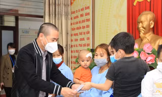 Tết yêu thương đến với các bệnh nhi nghèo