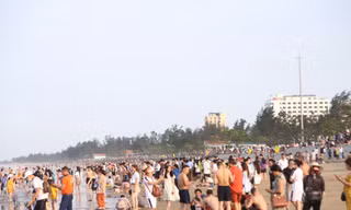 Đông nghịt người tắm biển Cửa Lò 