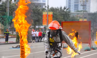 Xem lính cứu hỏa vượt rào, dập lửa, cứu người ra khỏi đám cháy