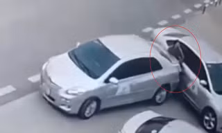 Khoảnh khắc người phụ nữ bị học viên xe tập lái lùi đâm bị thương