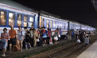 Người dân ùn ùn về quê nghỉ lễ, ga Vinh đông đúc