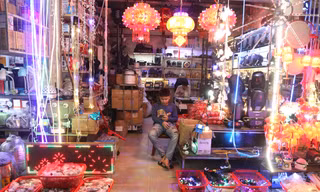 Cảnh tượng 'lạ' ở khu chợ Tết đến nơi rồi vẫn chưa thấy... khách