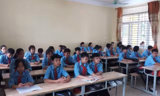 Hơn 200 học sinh đã đến lớp sau phản đối sáp nhập trường