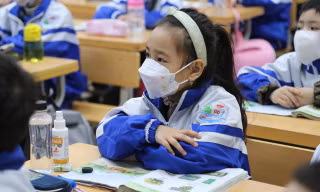 Học sinh thành phố Vinh háo hức trong ngày đầu trở lại trường 