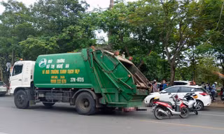 Tin mới vụ tài xế ô tô mở cửa xe bất cẩn khiến cô gái tử vong dưới bánh xe tải chở rác