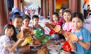 Thiếu nhi Nghệ An thích thú trải nghiệm làm gốm thủ công truyền thống