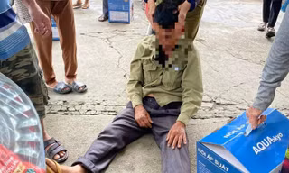'Sập bẫy' mua hàng khuyến mãi, người đàn ông khóc ngất giữa đường