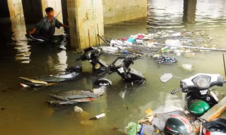 Hầm gửi xe hóa bể bơi, dân Sài Gòn xót xa nhìn xe ngâm trong biển nước