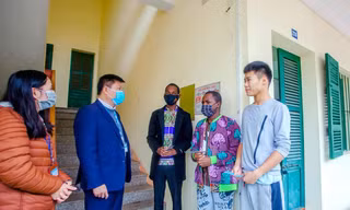 Lưu học sinh nước ngoài tại ĐH Thái Nguyên đang được hướng dẫn công tác phòng chống dịch khi ở lại KTX của trường 