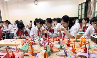 Những cánh hạc giấy đồng hành cùng học sinh miền Trung vượt lũ đến trường