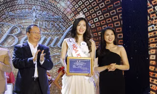 Nguyễn Hoài Phương Anh đăng quang Press Beauty tối 16/4