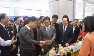 Tham quan gian hàng khởi nghiệp của học sinh, sinh viên