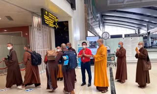 Giáo hội Phật Giáo Việt Nam tiễn đoàn tăng sư đầu tiên từ Bắc vào Nam tiếp sức cho tuyến đầu chống dịch