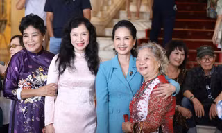 Nghệ sĩ hội ngộ tai lễ giỗ tổ nghề sân khấu. Ảnh: Quang Vinh