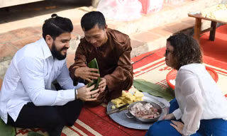 Về làng cổ Đường Lâm, khách Tây hào hứng ăn bánh chưng, trải nghiệm Tết làng Việt