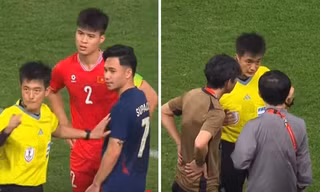 Trọng tài nói gì với các cầu thủ và HLV ĐT Thái Lan sau bàn thắng của Supachok?