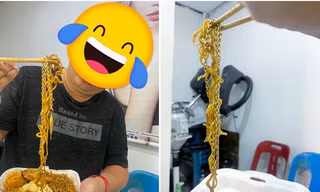 Đang ăn hộp mì xào ngoài quán, bất ngờ phát hiện sợi dây chuyền vàng lẫn trong mì
