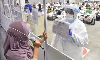 Bác sĩ Malaysia bức xúc vì những bệnh nhân oái oăm: “COVID-19 không phải chuyện đùa đâu!”