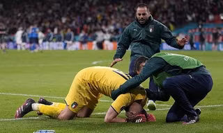 Vì sao thủ môn Donnarumma của Ý gục xuống sân khóc nức nở sau khi đội nhà chiến thắng?