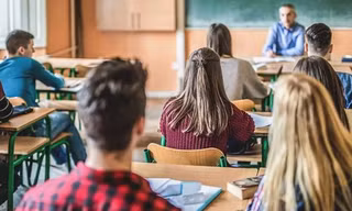 Trường trung học ở Anh không cho phép học trò đi vệ sinh giữa giờ học, phụ huynh giận dữ