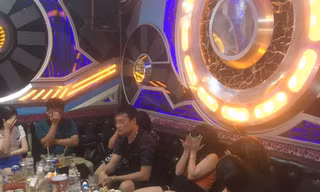Hàng chục công an đột kích quán karaoke, phát hiện hơn 100 nam nữ say sưa 'thác loạn'