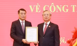 Thường trực Ban Bí thư Trần Quốc Vượng trao quyết định cho ông Lê Minh Hưng (Ảnh: TTXVN)