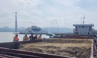 Bắt giữ tàu chở cát không rõ nguồn gốc từ biển vào nội địa