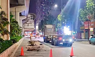 Hà Nội: CSGT 'truy' xe làm rơi đất ra đường, phát hiện thêm lỗi quá tải