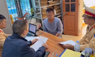 Cảnh sát làm việc với người đàn ông đăng video khoe ‘con trai 12 tuổi lái ô tô chở bố’