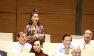 Đại biểu Ksor H’Bơ Khăp chất vấn cuối năm 2020. Ảnh QH