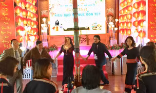 Kiều bào kết vòng xoang trong tiếng cồng chiêng với lãnh đạo tỉnh