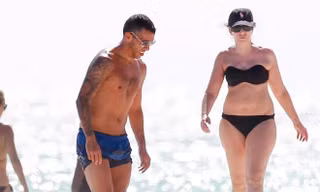 Tevez (giữa) có mặt tại bãi tắm ở Cancun, hôm 7/1. Tiền đạo này đang tận hưởng thời gian nghỉ ngơi thoải mái do giải vô địch Trung Quốc 2017 chưa khởi tranh.