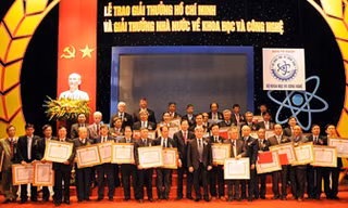 Lễ trao giải thưởng Hồ Chí Minh và Giải thưởng Nhà nước về KH&CN lần thứ IV năm 2010.