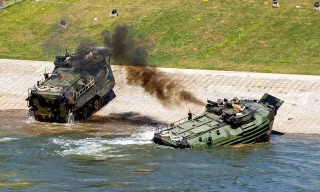 Xe thiết giáp tấn công đổ bộ của Thủy quân Lục chiến Mỹ (Ảnh minh họa: US Marine Corp)