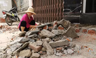 Người đi bộ 'đánh võng' vì vỉa hè ngổn ngang như công trường