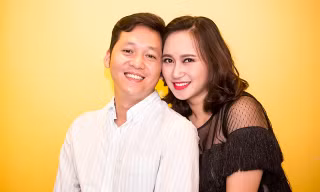 Doanh nhân Trần Tùng, ông xã Khánh Linh hỗ trợ vợ trong ngày ra mắt MV mới.