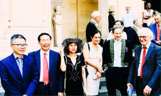 Giáo sư Ngô Bảo Châu (ngoài cùng bên trái) cùng các nhà khoa học chụp hình lưu niệm trước cửa Viện Hàn lâm Khoa học Pháp. Ảnh: Minh Tuấn.