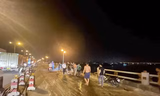 Xe đầu kéo đâm tung lan can cầu Thanh Trì, rơi xuống sông Hồng