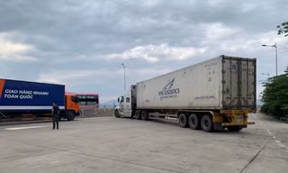 Bị xử phạt, tài xế lái container chặn ngang cao tốc để phản đối
